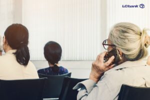 Pessoas esperando sentadas