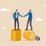 ilustração de dois homens pegando na mão um do outro como quando fazendo um negócio. O da esquerda em cima de uma pilha de moedas representa o advogado.