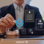 Homem de terno usando tablet para análise e validação de documentos digitais, com ícones de checklist e aprovação, representando consulta e verificação de RPV e precatórios pelo LCbank.