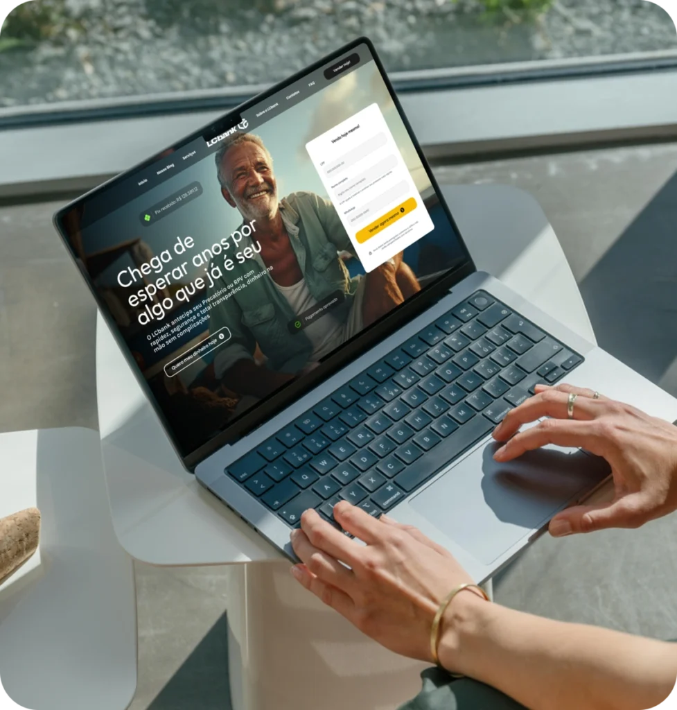 pessoa acessando site LCBank pelo notebook