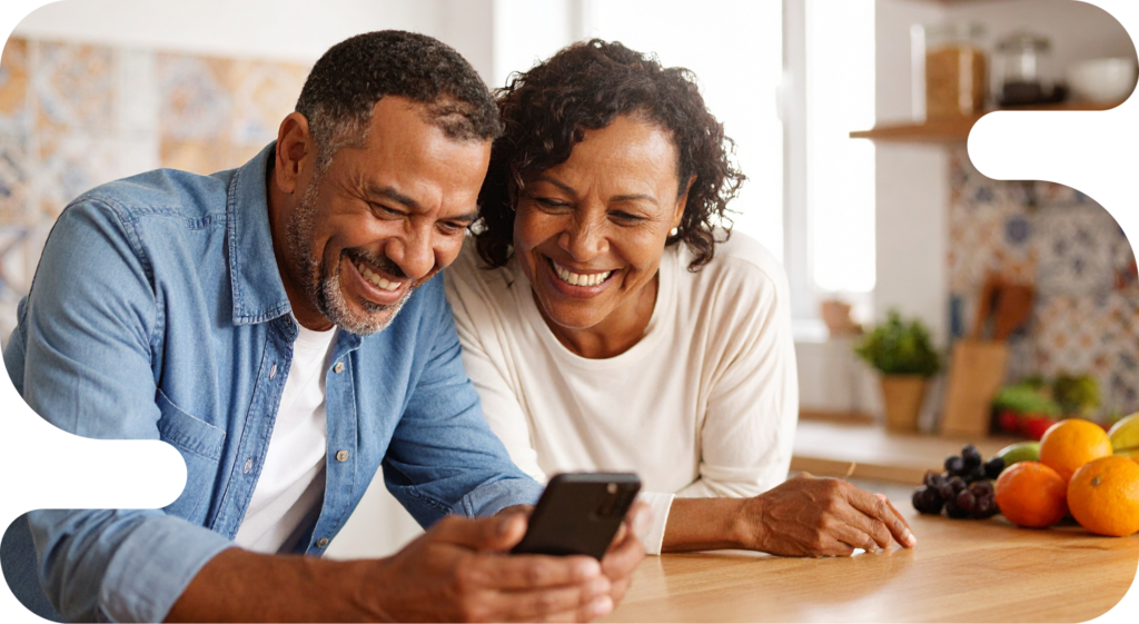 casal sorrindo ao olhar celular