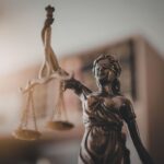 Estátua da Justiça cega com balança, simbolizando a venda de RPV antes de ser expedida